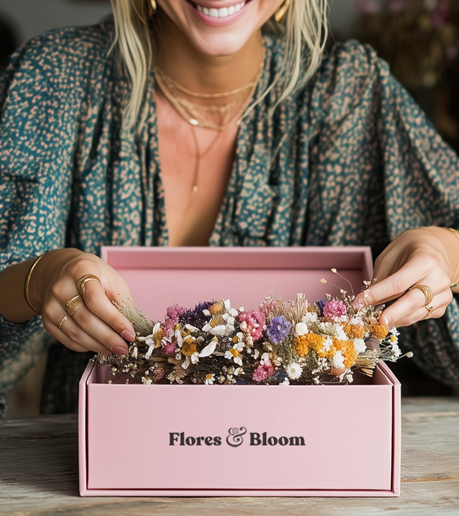Dried Flowers Delivery and Returns Banner. Flores and Bloom